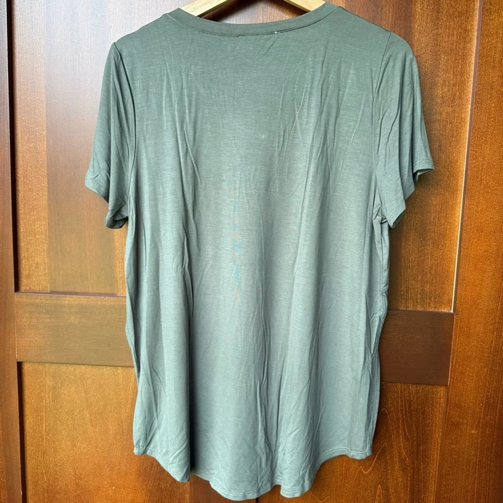 Women’s Green Envelope Green V-neck Short Sleeve Shirt Size Large - Picture 2 of 8